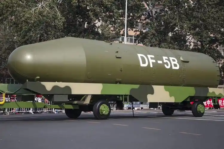 p>东风-5b核导是战略核导弹武器,携带弹头多,突防能力强,毁伤威力大