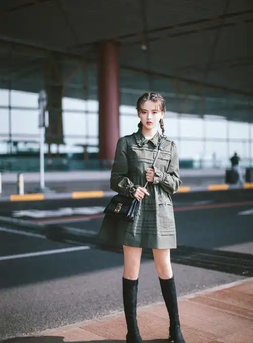 21岁杨超越机场秀够奢侈,1万8连衣裙配1万1高筒靴,少女模样太甜_手机