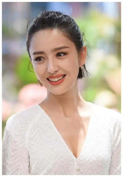 佟丽娅笑起来的酒窝真迷人