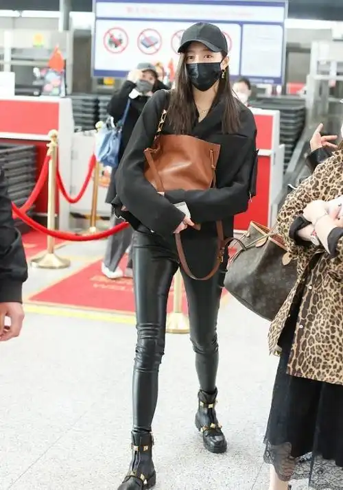 也就关晓彤敢穿紧身皮裤,虽然有点皱,但108cm长腿也太吸睛了