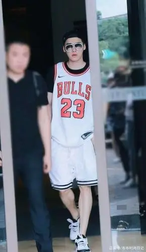 33岁李易峰穿搭不输小鲜肉!淡黄色球衣搭黑色运动裤,帅气逼人