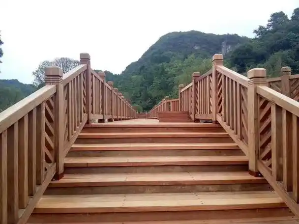防腐木栈道作为一种受欢迎的户外装饰和步行通道,其费用的解析对于