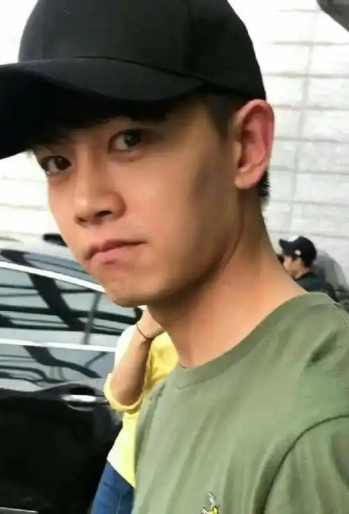 原创8位男明星素颜照任嘉伦黝黑王一博大小眼蔡徐坤脸大