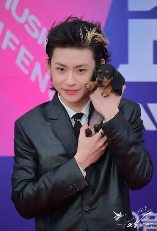 小鬼携朋克小狗惊艳亮相红毯时尚与萌趣完美结合引发热议