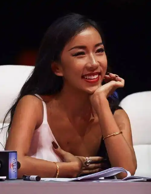 吉克隽逸"美白照"公开,气质大变认不出,果然女生还是白的好