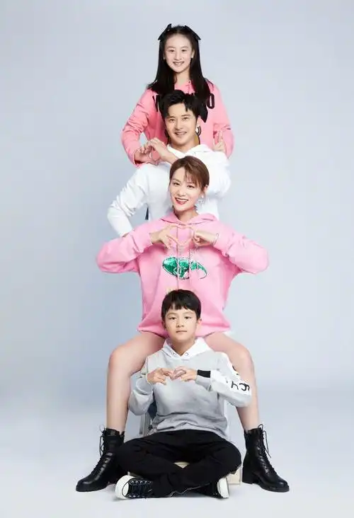 田亮元旦晒全家福儿子换发型脸胖一圈变成熟与森碟模样差别大