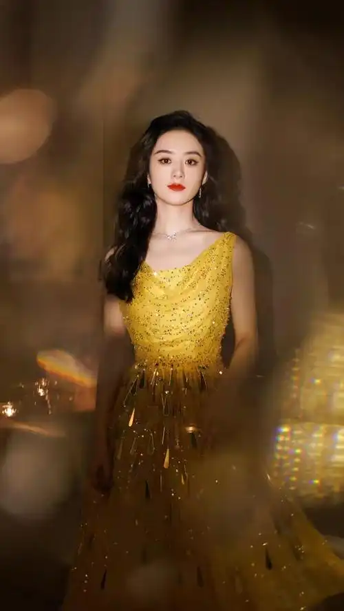 赵丽颖微博视频大会红毯造型麻赢了,金黄色水钻礼服惊艳众人!