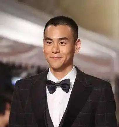 可能留起背头的他更加帅气出众,但寸头的发型让他更显硬朗的气息,就算