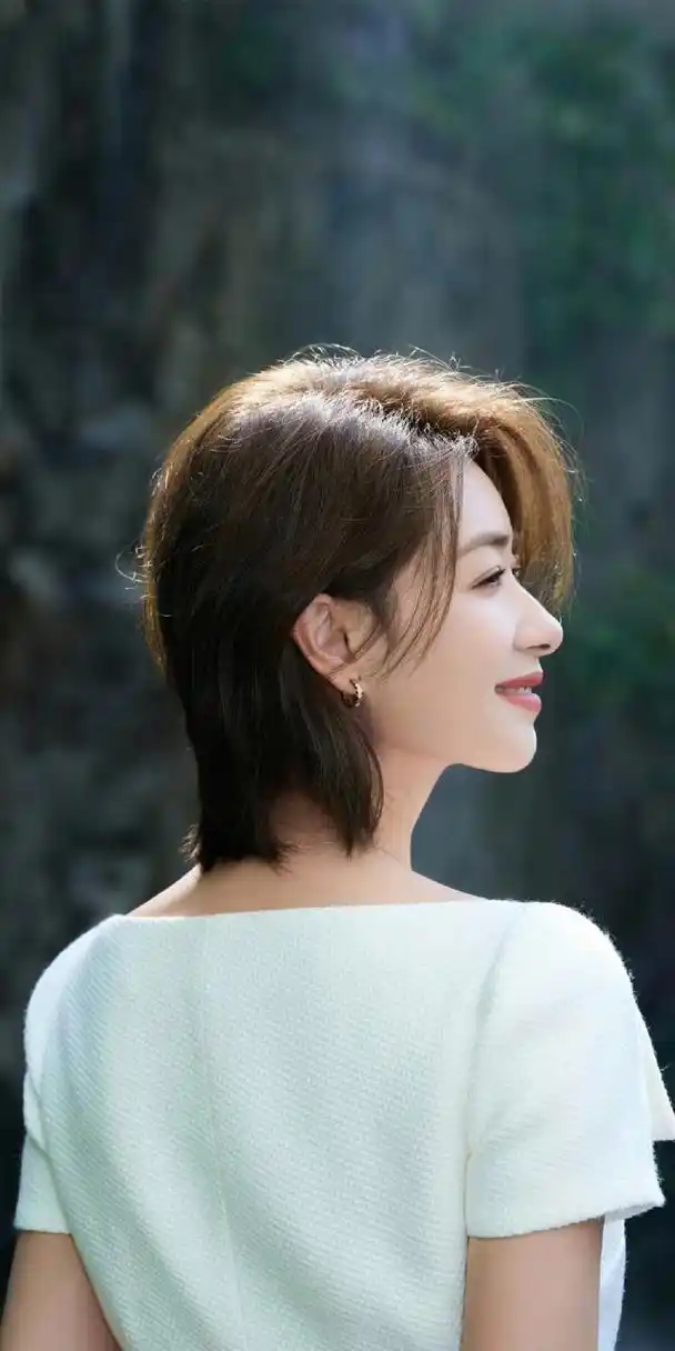 万茜# 干净利落的短发,甜美清纯的容颜,白皙细嫩的肩颈线,窈窕曼玫哪