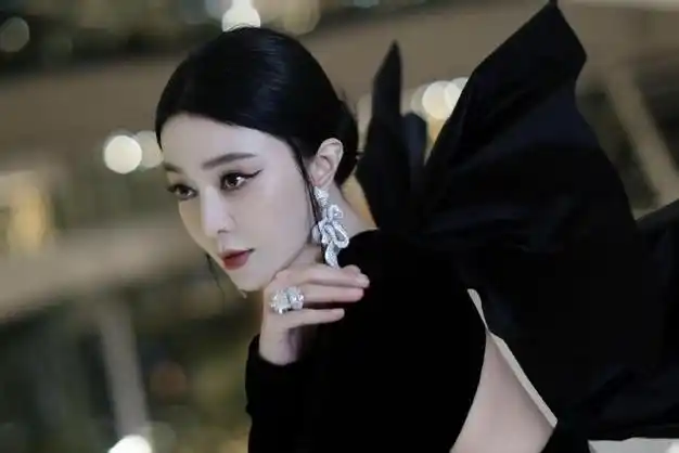 范冰冰国外复出造型被嘲像蜈蚣首谈被封杀4年时间经历太多