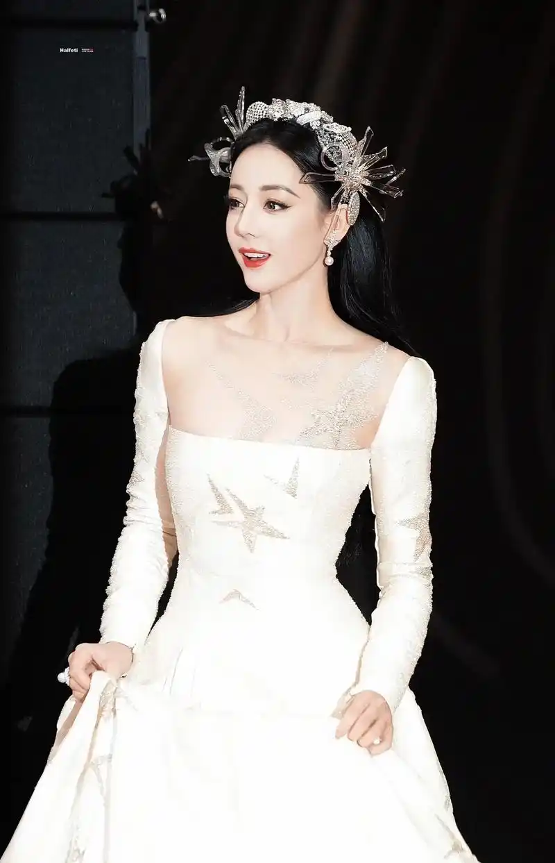 在逃公主9599#迪丽热巴 #迪丽热巴美神降临 #星光大赏红 - 抖音