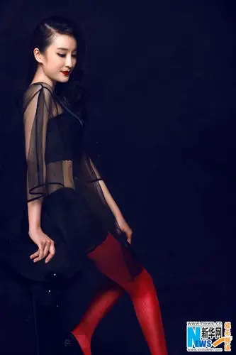 图:林好红黑写真曝光 高冷范演绎初夏复古