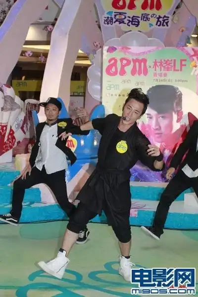 林峰7月24日,林峰出席签唱会,对之前和"蓝莓"刘俐亲密泡夜店的绯闻作