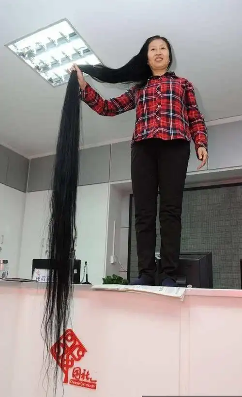 阿姨这么高了,站在桌子上测量头发却还是拖地了!
