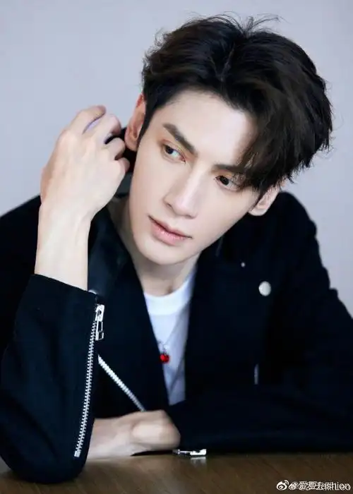 罗云熙晒自拍照##罗云熙分享自拍