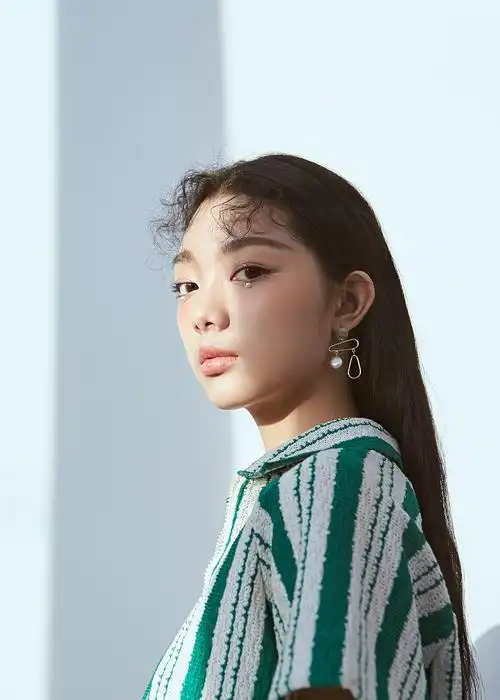 火箭少女101李紫婷最新大片曝光,风格多变玩转时尚 今日李紫婷一组