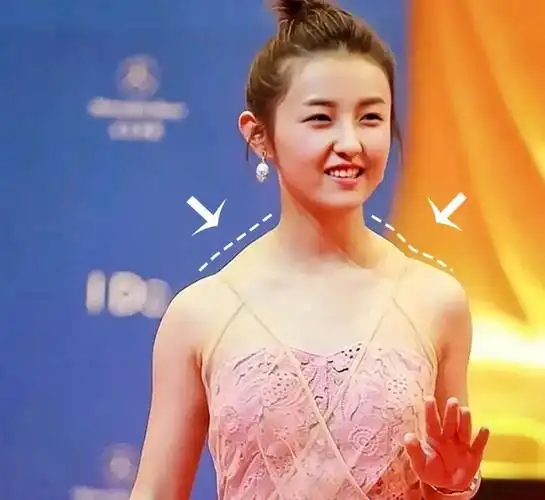 因为前倾,我们的肩膀会不由自主地上抬,而斜方肌是身体唯一一块可以上