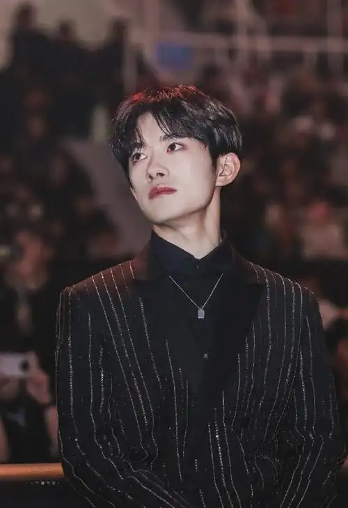 易烊千玺边系扣子边下楼梯