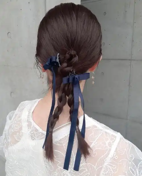 推荐一些精致的编发给大家.(图via:ins)