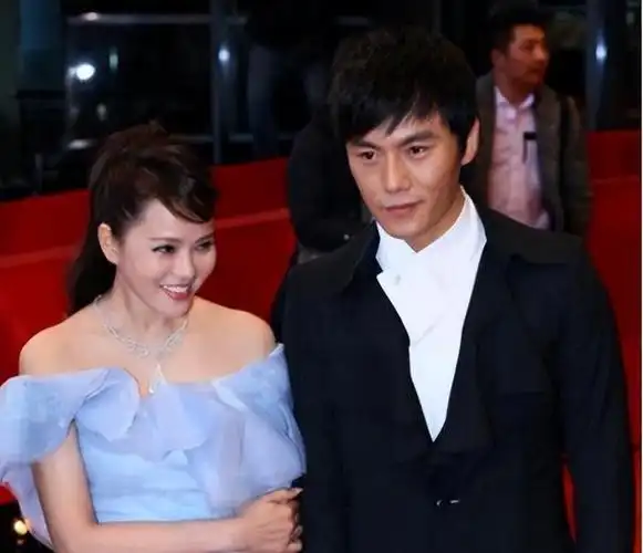 事实证明,46岁秦昊对56岁伊能静的宠爱,十个庾澄庆是比不了的?