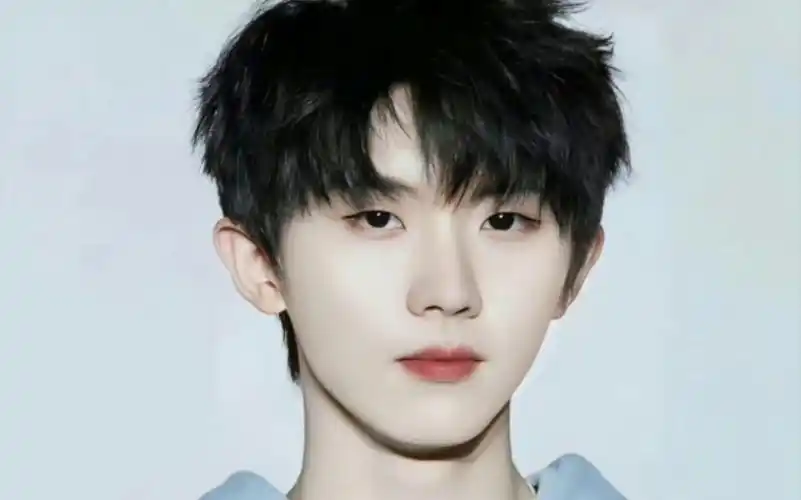 马嘉祺一直给我一种强烈的初恋感,是实实在在的现实中的理想型,他或许