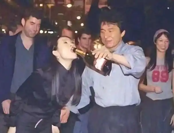 这不由得让人想起章子怡20多年前参加的一场酒局,在成龙大哥面前,她也