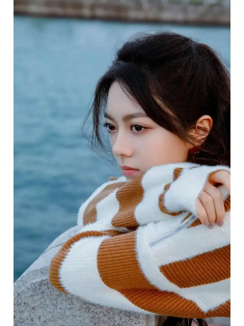 赵今麦以其多才多艺和独特的时尚感备受关注 中国年轻女演员赵今麦以