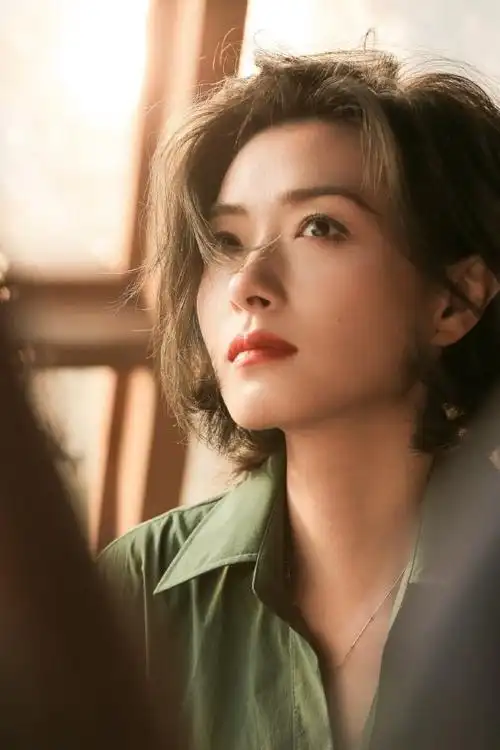 万茜侧颜质感大片