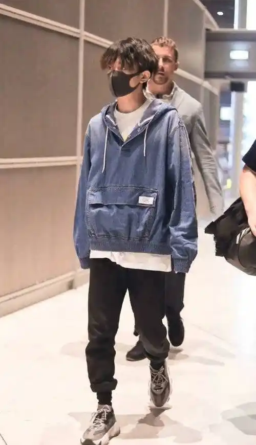 千玺即是此中身段非常瘦的男孩 , 有一种小细腿非常吸睛 , 修身的裤子