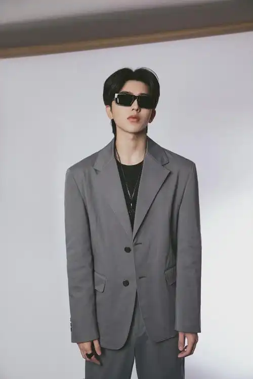 prada代言人蔡徐坤##蔡徐坤灰色西装墨镜大片#prada代言人蔡徐坤身穿