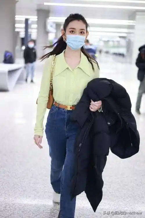2022年2月24日,上海,蒋依依现身机场.