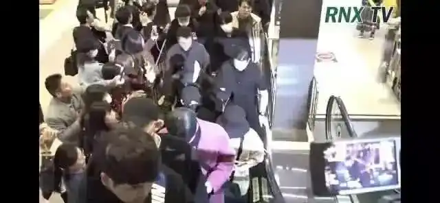 雪莉出殡当天,exo金钟仁穿紫衣现身,面对镜头比v心情大好引热议