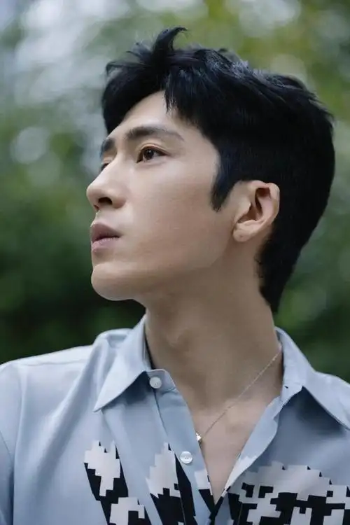 井柏然直播活动造型写真释出蓝色印花衬衫展文艺男神范