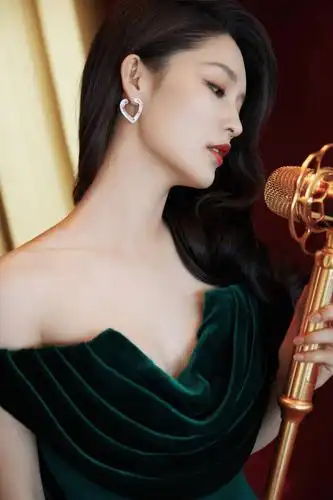 李沁穿修身抹胸长裙 大秀香肩性感十足_墨绿色