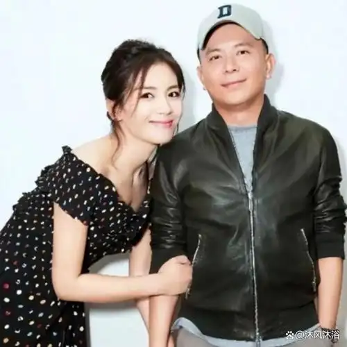 近日,刘涛晒出的一组全家福照片成为众多网友的关注焦点.