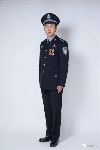 拿起手机,拍下了我的第一张警服照片,发给远在山东老家的爸爸妈妈.