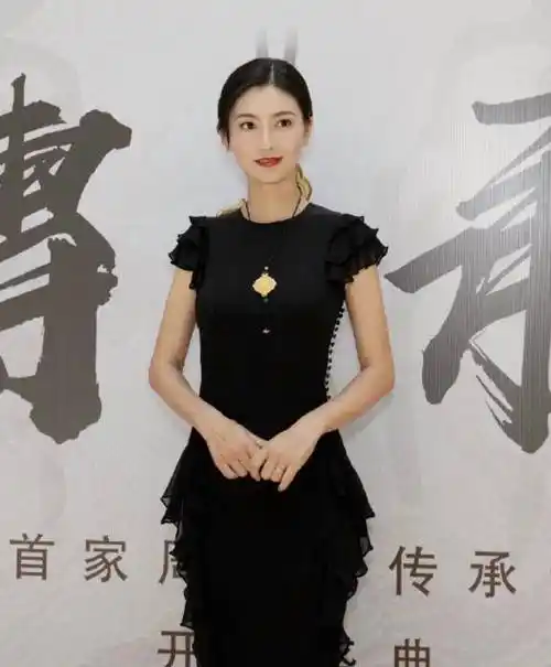 "沈眉庄"斓曦素颜照曝光,长发飘飘气质非凡,眼神仙气十足