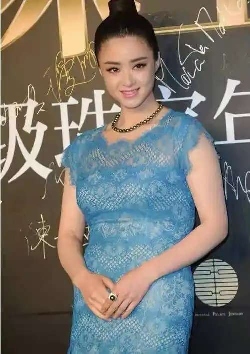 原创蒋欣真是富态美穿蕾丝裙身材丰润饱满女人味十足