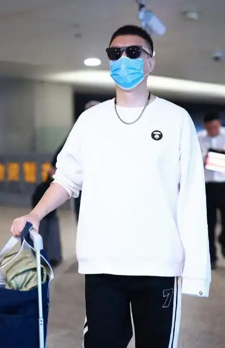 孙红雷现身上海机场黑白风搭配展现经典气质年轻帅气