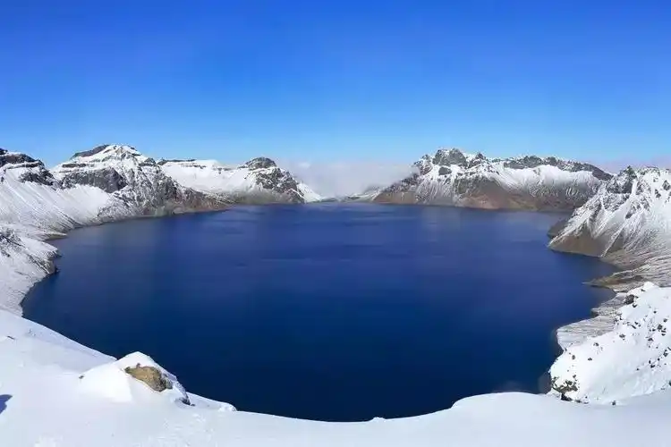 (图@踏遍青山a)一睹长白山的奇幻雪景▲长白山天池冬天的长白山有种