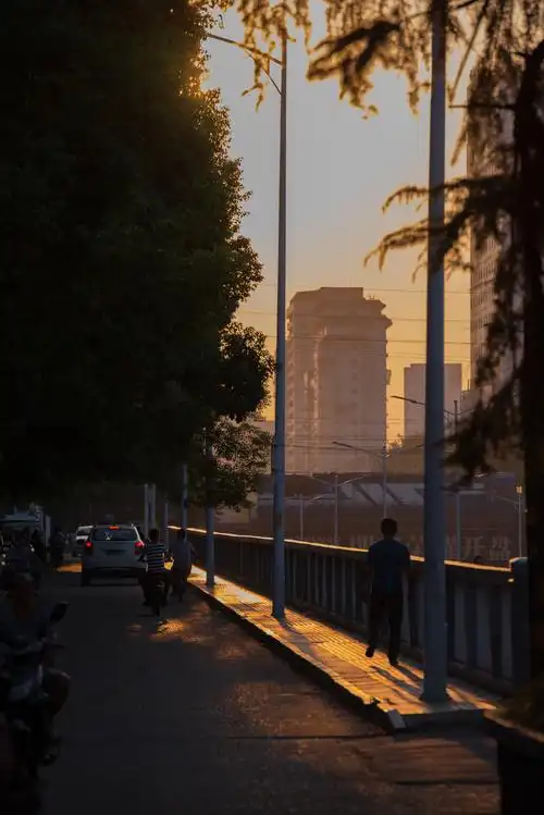 黄昏的城市街道