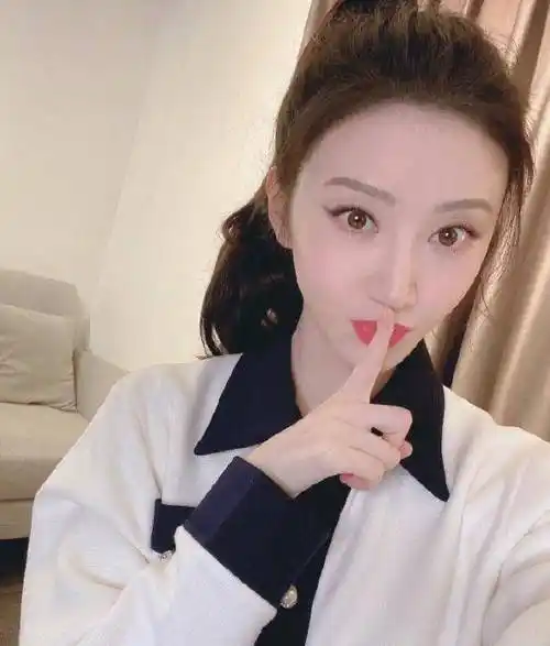 景甜视频近照大变样,面部硅胶感明显,尖下巴变肉嘟嘟网红十足_变化