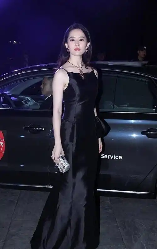 原创 刘亦菲穿挂脖礼服裙,肤白貌美似天仙,就是溜肩有点"毁"