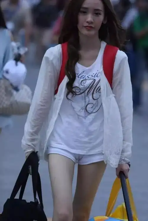 街拍美女:提着大包小包赶路的美女,这裤子也太紧了