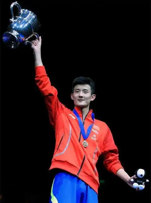 在目前所有优秀羽毛球运动员中,论大赛成绩,谌龙说第二,只有林丹敢说