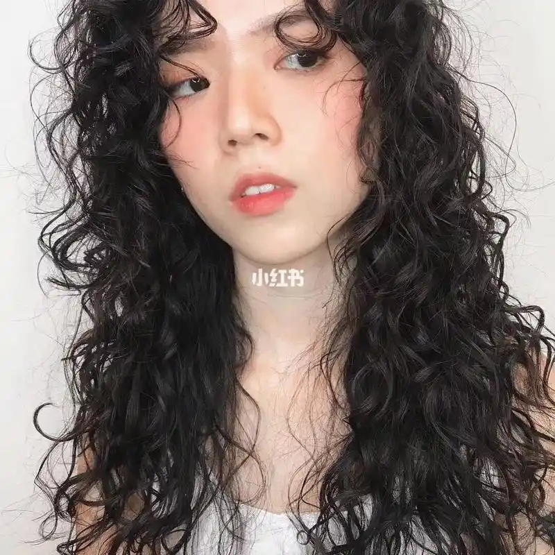 今日发型推荐#秋冬罗马卷烫发! 搭配帽子简直不要太好看_秋冬_搭配