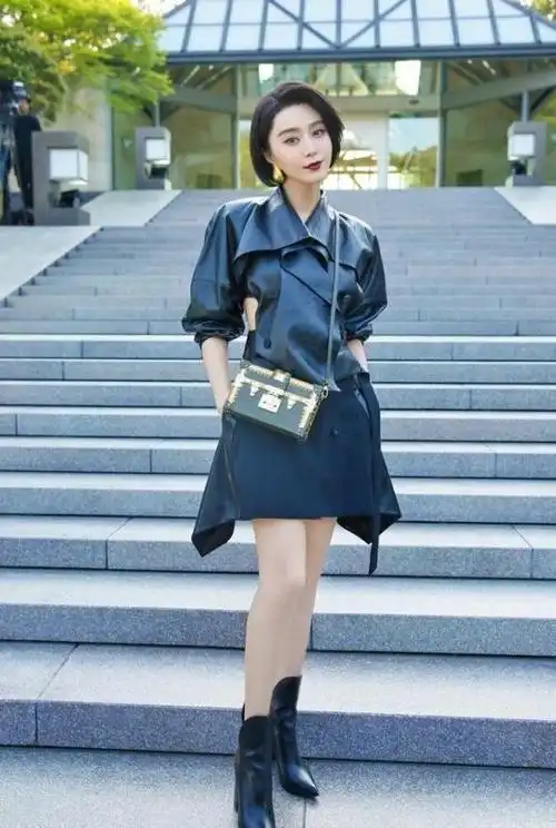 范冰冰贴心为粉丝签名,穿学院风大秀少女心,就是穿得不太协调