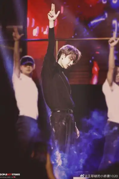 王一博跳舞动图