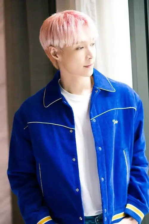 张艺兴粉发蓝衣比心照##张艺兴大航海2巡演