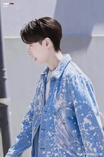 张艺兴圆圆的后脑勺